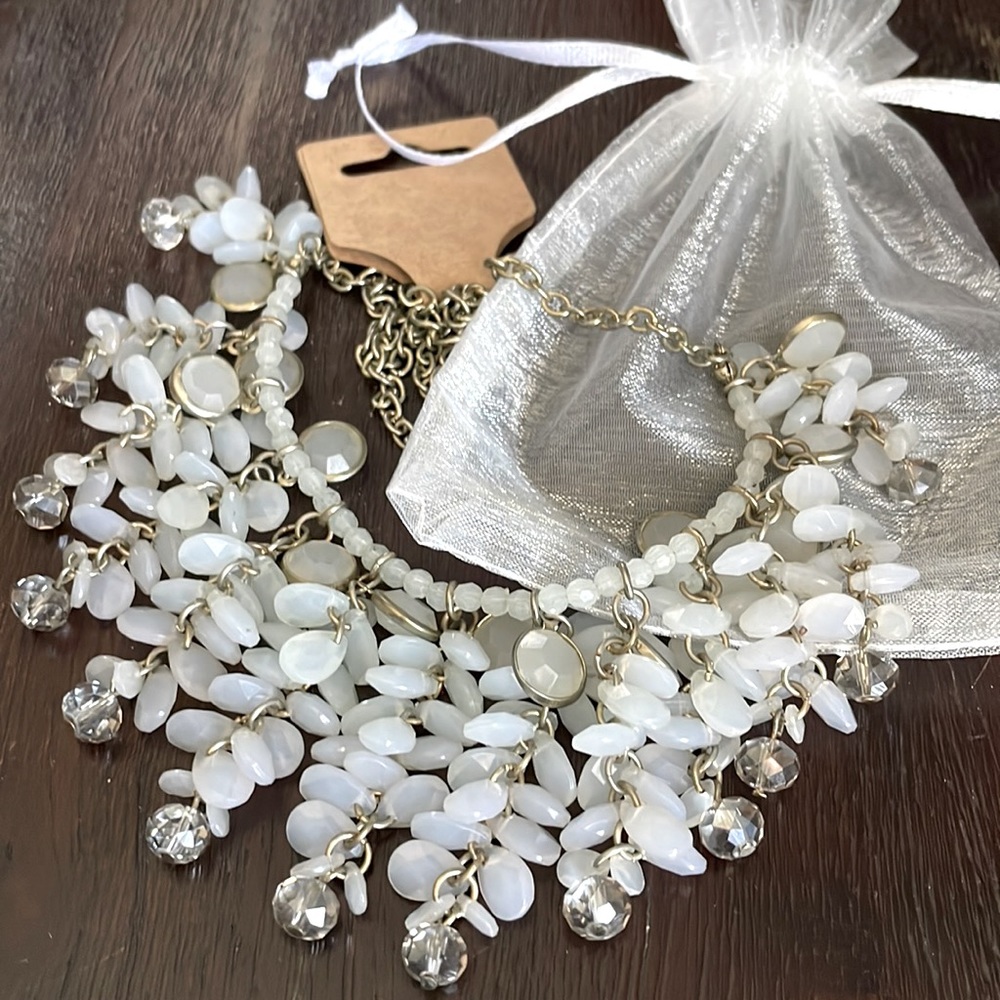 VINTAGE GLASS AND PLASTIC BEADED DANGLING BIB NECKLACE WITH JEWELRY BAG
